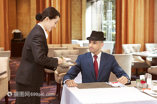 酒店餐飲服務(wù) 專業(yè)上菜技巧與客戶體驗(yàn)提升